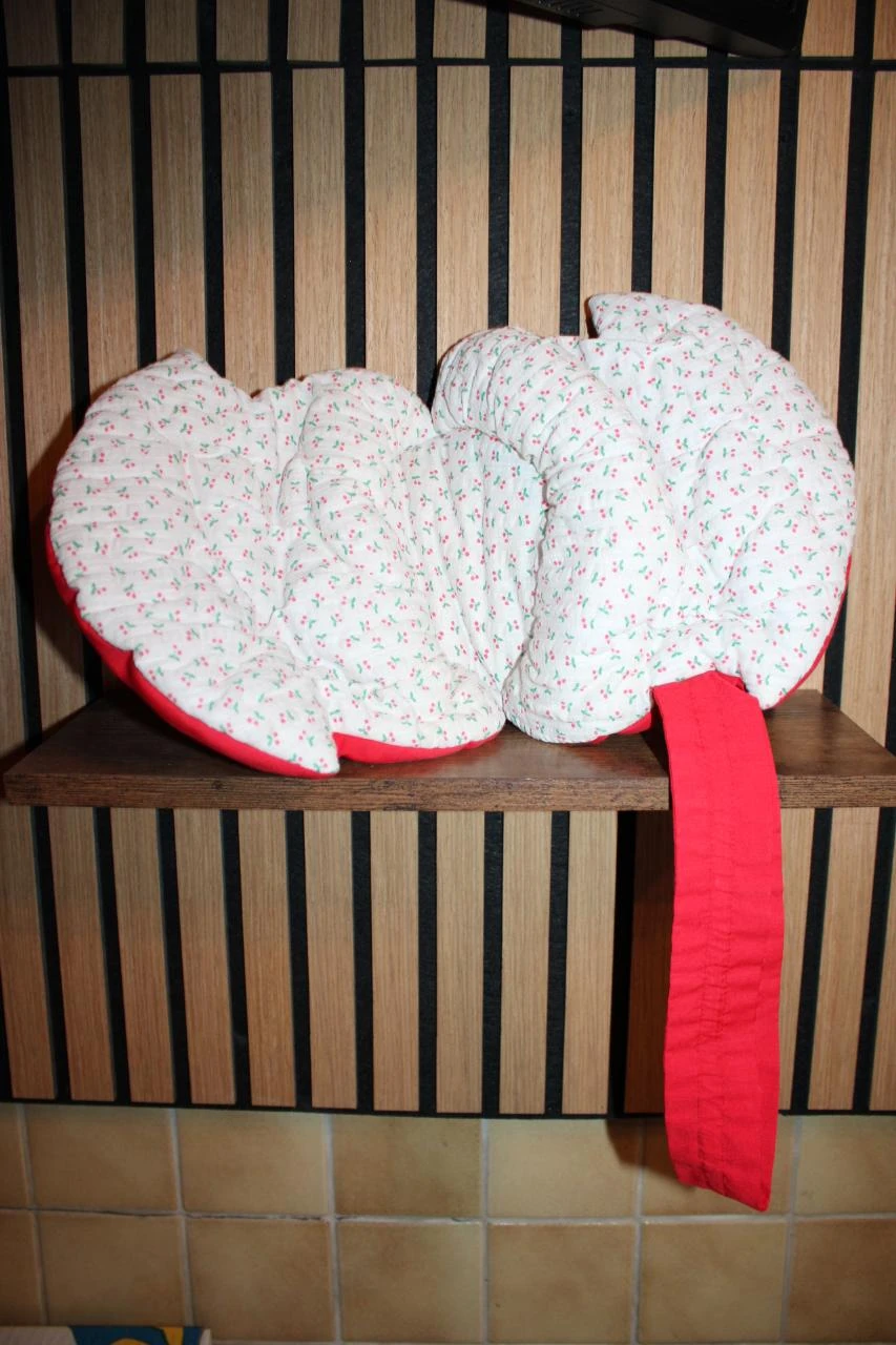 sac japonais réversible rouge avec un motif cerise